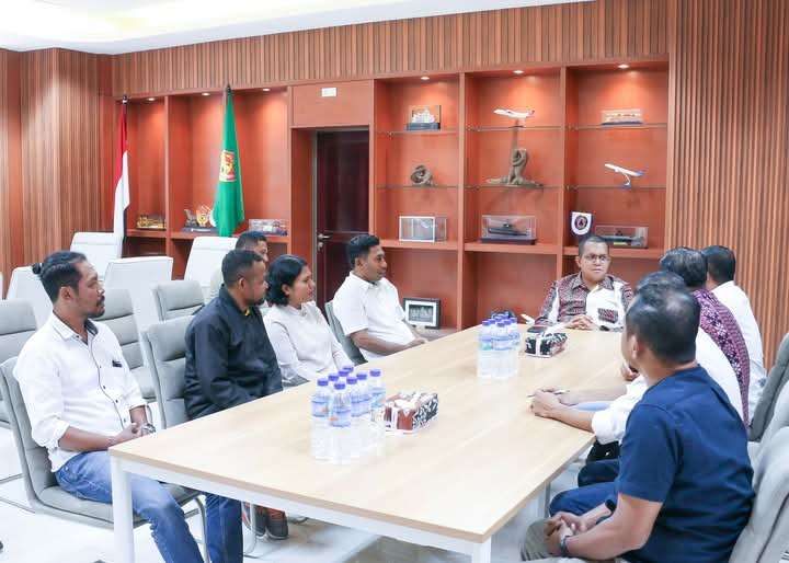 Gubernur NTT Emanuel Melkiades Laka Lena, menerima audiensi dari Ikatan Keluarga Kabupaten Ende Flores (IKKEF) di Kota Kupang, Kamis (24/4/2025). (Detik Indonesia/RRI/ Biro Administrasi Pimpinan Setda Prov.NTT)