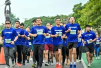 Ketua Alumni IKA Trisakti Silmy Karim (tengah) dengan para alumni mengikuti Reformasi Run. DETIKINDONESIA/ANTARA/HO-IKA Trisakti.