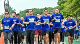 Ketua Alumni IKA Trisakti Silmy Karim (tengah) dengan para alumni mengikuti Reformasi Run. DETIKINDONESIA/ANTARA/HO-IKA Trisakti.