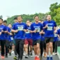 Ketua Alumni IKA Trisakti Silmy Karim (tengah) dengan para alumni mengikuti Reformasi Run. DETIKINDONESIA/ANTARA/HO-IKA Trisakti.