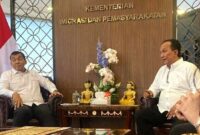 Ketua Umum IKA Trisakti Periode 2021-2024, Silmy Karim (kiri) bersama Ketua IKA Trisakti Wilayah Jogya-Jateng, Ariesdyan (kanan) saat bertemu di Kantor Kementerian Imigrasi dan Pemasyarakatan, Jakarta, beberapa waktu lalu (Foto: Dok. IKA Trisakti)
