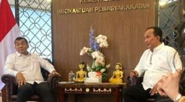 Ketua Umum IKA Trisakti Periode 2021-2024, Silmy Karim (kiri) bersama Ketua IKA Trisakti Wilayah Jogya-Jateng, Ariesdyan (kanan) saat bertemu di Kantor Kementerian Imigrasi dan Pemasyarakatan, Jakarta, beberapa waktu lalu (Foto: Dok. IKA Trisakti)