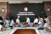 Bupati Fakfak Samaun Dahlan, didampingi Wakil Bupati Donatus Nimbitkendik, saat menyerahkan secara simbolis Dokumen Pelaksanaan Anggaran (DPA) Tahun 2025, (Rri/NicoAfloubun/Detik Indonesia)