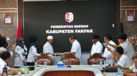 Bupati Fakfak Samaun Dahlan, didampingi Wakil Bupati Donatus Nimbitkendik, saat menyerahkan secara simbolis Dokumen Pelaksanaan Anggaran (DPA) Tahun 2025, (Rri/NicoAfloubun/Detik Indonesia)