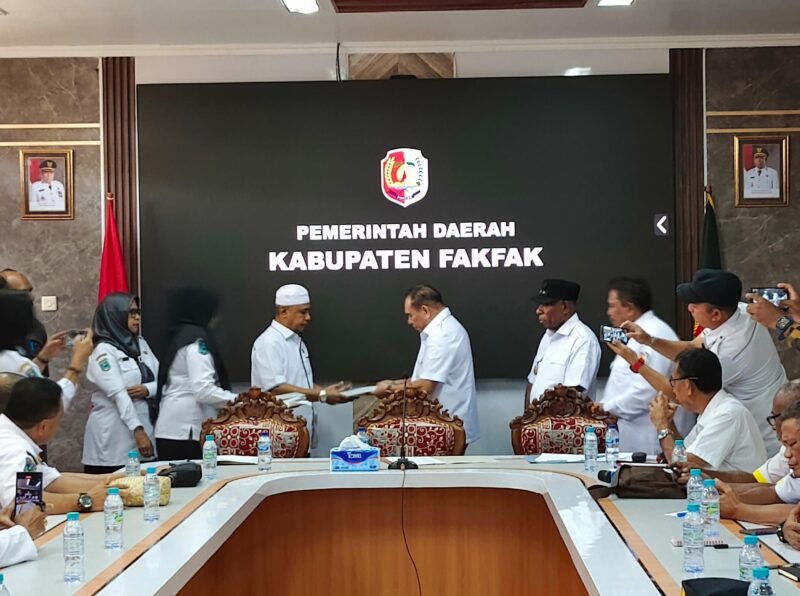 Bupati Fakfak Samaun Dahlan, didampingi Wakil Bupati Donatus Nimbitkendik, saat menyerahkan secara simbolis Dokumen Pelaksanaan Anggaran (DPA) Tahun 2025, (Rri/NicoAfloubun/Detik Indonesia)