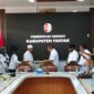 Bupati Fakfak Samaun Dahlan, didampingi Wakil Bupati Donatus Nimbitkendik, saat menyerahkan secara simbolis Dokumen Pelaksanaan Anggaran (DPA) Tahun 2025, (Rri/NicoAfloubun/Detik Indonesia)