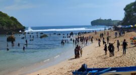 Aktivitas kunjungan wisata di Pantai Ngandong, Sidoharjo, Tepus, Gunungkidul. Foto diambil 28 Juli 2024. Harian Jogja - David Kurniawan\r\n\r\n
