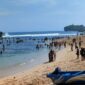 Aktivitas kunjungan wisata di Pantai Ngandong, Sidoharjo, Tepus, Gunungkidul. Foto diambil 28 Juli 2024. Harian Jogja - David Kurniawan\r\n\r\n