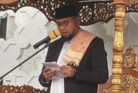 Bupati Halsel Bassam Kasuba saat jadi Khatib di sholat Idul Fitri