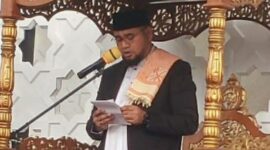 Bupati Halsel Bassam Kasuba saat jadi Khatib di sholat Idul Fitri