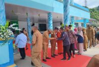 Bupati Raja Ampat Orideko Burdam bersama Wakil Bupati Mansyur Syahdan bersalaman dengan sejumlah pimpinan lembaga vertikal dan ASN pada halal bihalal di lapangan apel kantor bupati, Senin (28/4/2025). Detik Indonesia/RRI/Padli Ramdan