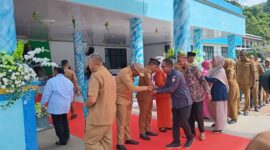 Bupati Raja Ampat Orideko Burdam bersama Wakil Bupati Mansyur Syahdan bersalaman dengan sejumlah pimpinan lembaga vertikal dan ASN pada halal bihalal di lapangan apel kantor bupati, Senin (28/4/2025). Detik Indonesia/RRI/Padli Ramdan