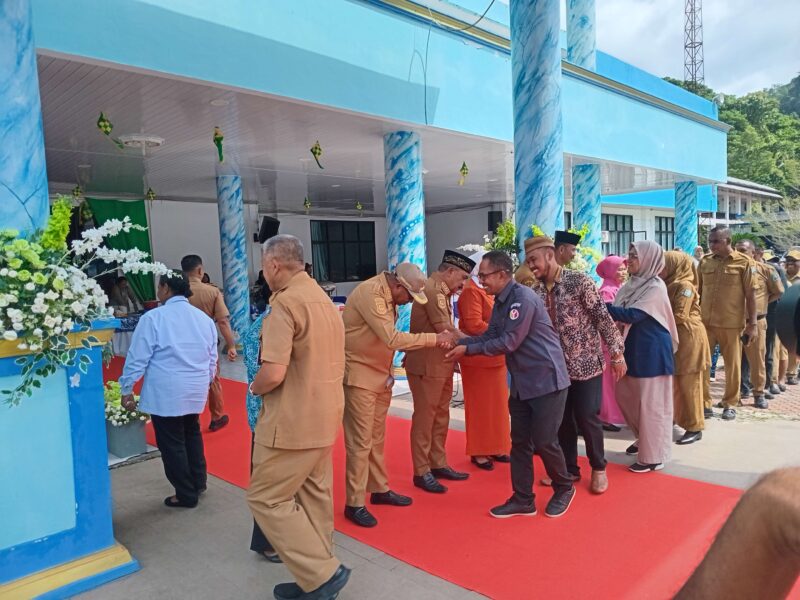 Bupati Raja Ampat Orideko Burdam bersama Wakil Bupati Mansyur Syahdan bersalaman dengan sejumlah pimpinan lembaga vertikal dan ASN pada halal bihalal di lapangan apel kantor bupati, Senin (28/4/2025). Detik Indonesia/RRI/Padli Ramdan