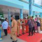 Bupati Raja Ampat Orideko Burdam bersama Wakil Bupati Mansyur Syahdan bersalaman dengan sejumlah pimpinan lembaga vertikal dan ASN pada halal bihalal di lapangan apel kantor bupati, Senin (28/4/2025). Detik Indonesia/RRI/Padli Ramdan