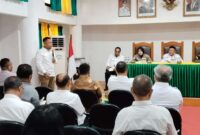 Staf khusus Bupati TTU di bidang pemberdayaan ekonomi rakyat yakni Fahmi H. Abdullahi S.E, saat presentasi terkait CFD bazar kuliner di depan wakil bupati, Forkompimda, para assisten Sekda pada Rabu (23/4/2025) (Detik Indonesia/RRI/Stef Kosat).