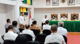 Staf khusus Bupati TTU di bidang pemberdayaan ekonomi rakyat yakni Fahmi H. Abdullahi S.E, saat presentasi terkait CFD bazar kuliner di depan wakil bupati, Forkompimda, para assisten Sekda pada Rabu (23/4/2025) (Detik Indonesia/RRI/Stef Kosat).