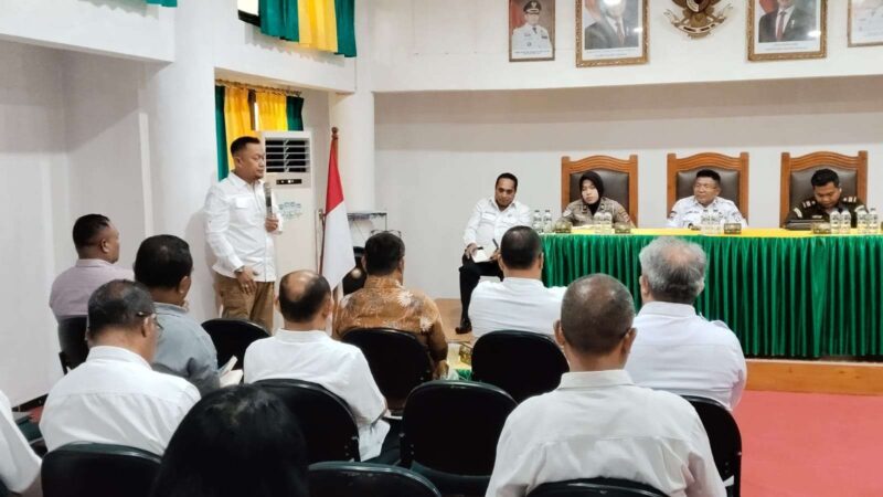 Staf khusus Bupati TTU di bidang pemberdayaan ekonomi rakyat yakni Fahmi H. Abdullahi S.E, saat presentasi terkait CFD bazar kuliner di depan wakil bupati, Forkompimda, para assisten Sekda pada Rabu (23/4/2025) (Detik Indonesia/RRI/Stef Kosat).