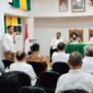 Staf khusus Bupati TTU di bidang pemberdayaan ekonomi rakyat yakni Fahmi H. Abdullahi S.E, saat presentasi terkait CFD bazar kuliner di depan wakil bupati, Forkompimda, para assisten Sekda pada Rabu (23/4/2025) (Detik Indonesia/RRI/Stef Kosat).