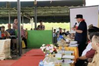 Bupati Fakfak Samaun Dahlan, (Berdiri) saat membuka Musyawarah Perencanaan Pembangunan (Musrenbang) tingkat Distrik Bomberay dan Tomage yang berlangsung di Tomage, Sabtu (19/4/2025), (DETIKINDONESIA/Rri/NicoAfloubun)