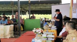 Bupati Fakfak Samaun Dahlan, (Berdiri) saat membuka Musyawarah Perencanaan Pembangunan (Musrenbang) tingkat Distrik Bomberay dan Tomage yang berlangsung di Tomage, Sabtu (19/4/2025), (DETIKINDONESIA/Rri/NicoAfloubun)