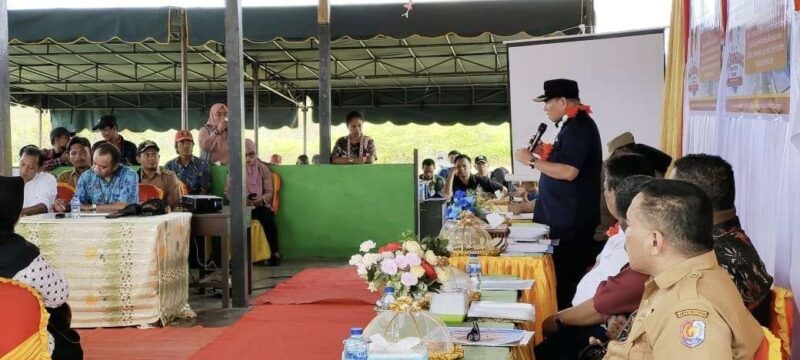 Bupati Fakfak Samaun Dahlan, (Berdiri) saat membuka Musyawarah Perencanaan Pembangunan (Musrenbang) tingkat Distrik Bomberay dan Tomage yang berlangsung di Tomage, Sabtu (19/4/2025), (DETIKINDONESIA/Rri/NicoAfloubun)