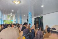 Bupati Raja Ampat Orideko Iriano Burdam memimpin apel perdana setelah libur lebaran, Selasa (8/4/2025). Apel digelar di teras kantor bupati karena cuaca hujan. Detik Indonesia/RRI/Padli Ramdan