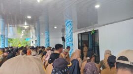 Bupati Raja Ampat Orideko Iriano Burdam memimpin apel perdana setelah libur lebaran, Selasa (8/4/2025). Apel digelar di teras kantor bupati karena cuaca hujan. Detik Indonesia/RRI/Padli Ramdan