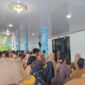 Bupati Raja Ampat Orideko Iriano Burdam memimpin apel perdana setelah libur lebaran, Selasa (8/4/2025). Apel digelar di teras kantor bupati karena cuaca hujan. Detik Indonesia/RRI/Padli Ramdan