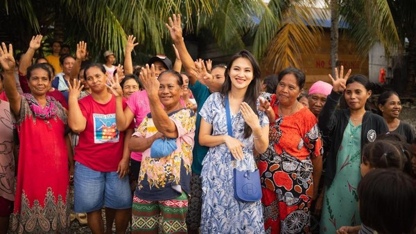 Gubernur Sherly Tjoanda bersama rakyat Malut (Detik Indonesia/HalmaheraPost)