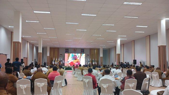 Sekretaris Daerah (Sekda) Papua Barat, Ali Baham Temongmere, saat Rapat Kerja Pemerintah Daerah Bersama BPP se-Papua Raya, di Kantor Gubernur Papua Tengah di Nabire, Selasa (15/4/2025). (Detik Indonesia/Tribunnews)