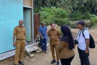 Bupati Halmahera Tengah, Ikram M. Sangaji, mengunjungi warga penerima Rumah Layak Huni di Desa Nur Weda, Selasa (8/4/2025) (Detik Indonesia/RRI/Ji)