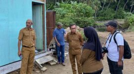 Bupati Halmahera Tengah, Ikram M. Sangaji, mengunjungi warga penerima Rumah Layak Huni di Desa Nur Weda, Selasa (8/4/2025) (Detik Indonesia/RRI/Ji)
