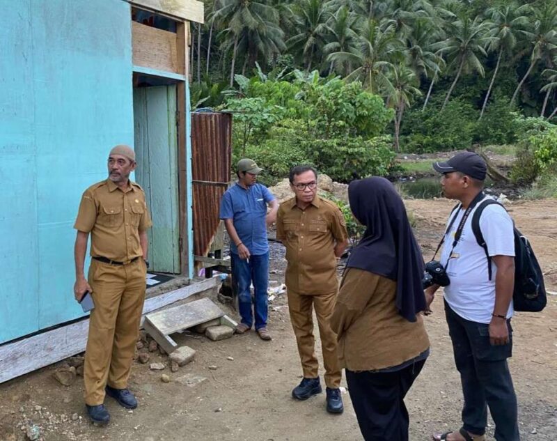 Bupati Halmahera Tengah, Ikram M. Sangaji, mengunjungi warga penerima Rumah Layak Huni di Desa Nur Weda, Selasa (8/4/2025) (Detik Indonesia/RRI/Ji)