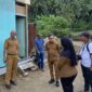 Bupati Halmahera Tengah, Ikram M. Sangaji, mengunjungi warga penerima Rumah Layak Huni di Desa Nur Weda, Selasa (8/4/2025) (Detik Indonesia/RRI/Ji)