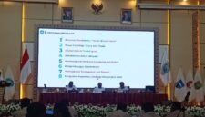 Bupati Teluk Bintuni saat melakukan pemaparan (Detik Indonesia/TopBNews)