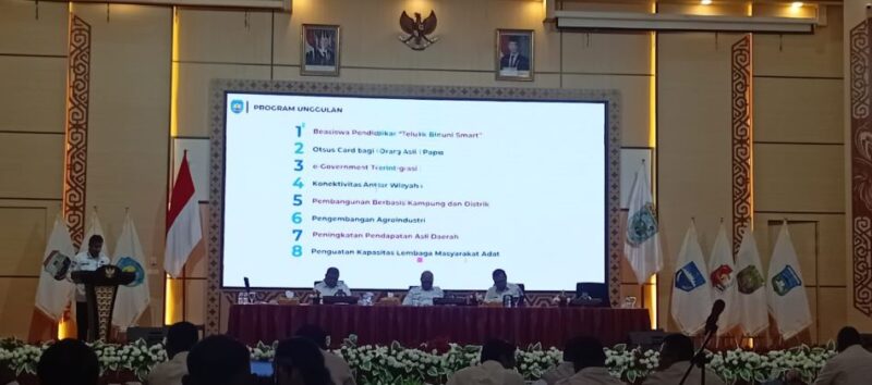Bupati Teluk Bintuni saat melakukan pemaparan (Detik Indonesia/TopBNews)