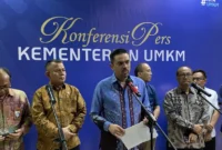 Menteri Usaha Mikro, Kecil, Menengah Maman Abdurrahman (ketiga kiri) memberikan keterangan pers di kantornya di Jakarta, Selasa (15/4/2025). (Detik Indonesia/ANTARA/Shofi Ayudiana)