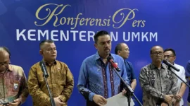 Menteri Usaha Mikro, Kecil, Menengah Maman Abdurrahman (ketiga kiri) memberikan keterangan pers di kantornya di Jakarta, Selasa (15/4/2025). (Detik Indonesia/ANTARA/Shofi Ayudiana)
