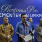 Menteri Usaha Mikro, Kecil, Menengah Maman Abdurrahman (ketiga kiri) memberikan keterangan pers di kantornya di Jakarta, Selasa (15/4/2025). (Detik Indonesia/ANTARA/Shofi Ayudiana)