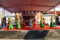 Ratusan penari dari berbagai sanggar, komunitas seni, dan sekolah-sekolah se- Kabupaten Sragen tampil dalam rangka memperingati Hari Tari Dunia tampil di halaman Gedung Sentra Industri Kreatif dan Kerajinan (SIKK) Kabupaten Sragen, Sabtu (26/04/2025). Detik Indonesia/RRI/Diskominfo