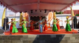 Ratusan penari dari berbagai sanggar, komunitas seni, dan sekolah-sekolah se- Kabupaten Sragen tampil dalam rangka memperingati Hari Tari Dunia tampil di halaman Gedung Sentra Industri Kreatif dan Kerajinan (SIKK) Kabupaten Sragen, Sabtu (26/04/2025). Detik Indonesia/RRI/Diskominfo