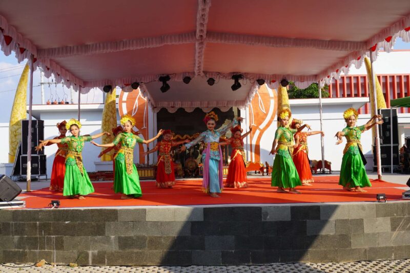 Ratusan penari dari berbagai sanggar, komunitas seni, dan sekolah-sekolah se- Kabupaten Sragen tampil dalam rangka memperingati Hari Tari Dunia tampil di halaman Gedung Sentra Industri Kreatif dan Kerajinan (SIKK) Kabupaten Sragen, Sabtu (26/04/2025). Detik Indonesia/RRI/Diskominfo