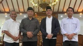 Ketua Umum Partai Solidaritas Indonesia (PSI) Kaesang Pangarep didampingi Ketua DPW PSI Jateng dan Ketua DPD PSI Sragen silaturahmi dengan Bupati Sragen Sigit Pamungkas di rumah dinas Bupati, Jumat (11/4/2025). RRI Foto/Dok Humas DPD PSI Sragen