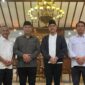 Ketua Umum Partai Solidaritas Indonesia (PSI) Kaesang Pangarep didampingi Ketua DPW PSI Jateng dan Ketua DPD PSI Sragen silaturahmi dengan Bupati Sragen Sigit Pamungkas di rumah dinas Bupati, Jumat (11/4/2025). RRI Foto/Dok Humas DPD PSI Sragen