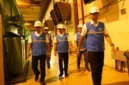 Direktur Utama PLN, Darmawan Prasodjo (kanan), Direktur Manajemen Pembangkitan, Adi Lumakso (kiri), Direktur Transmisi & Perencanaan Sistem, Evy Haryadi (kedua dari kiri), Direktur Distribusi PLN, Adi Priyanto (ketiga dari kiri), beserta jajaran manajemen PLN ketika terjun langsung ke Pembangkit Listrik Tenaga Diesel dan Gas (PLTDG) Pesanggaran pada Sabtu dini hari (3/5). (ANTARA/HO-PLN/Detik Indonesia)