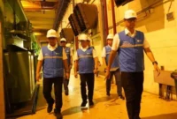 Direktur Utama PLN, Darmawan Prasodjo (kanan), Direktur Manajemen Pembangkitan, Adi Lumakso (kiri), Direktur Transmisi & Perencanaan Sistem, Evy Haryadi (kedua dari kiri), Direktur Distribusi PLN, Adi Priyanto (ketiga dari kiri), beserta jajaran manajemen PLN ketika terjun langsung ke Pembangkit Listrik Tenaga Diesel dan Gas (PLTDG) Pesanggaran pada Sabtu dini hari (3/5). (ANTARA/HO-PLN/Detik Indonesia)