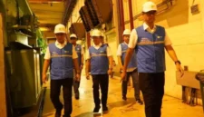 Direktur Utama PLN, Darmawan Prasodjo (kanan), Direktur Manajemen Pembangkitan, Adi Lumakso (kiri), Direktur Transmisi & Perencanaan Sistem, Evy Haryadi (kedua dari kiri), Direktur Distribusi PLN, Adi Priyanto (ketiga dari kiri), beserta jajaran manajemen PLN ketika terjun langsung ke Pembangkit Listrik Tenaga Diesel dan Gas (PLTDG) Pesanggaran pada Sabtu dini hari (3/5). (ANTARA/HO-PLN/Detik Indonesia)