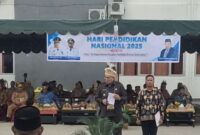 Bupati Fakfak, Samaun Dahlan, saat menjadi inspektur upacara pada peringatan hari Pendidikan Nasinonal (Detik Indonesia/Rri/NicoAfloubun)