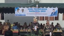 Bupati Fakfak, Samaun Dahlan, saat menjadi inspektur upacara pada peringatan hari Pendidikan Nasinonal (Detik Indonesia/Rri/NicoAfloubun)