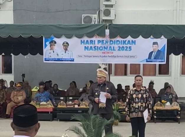 Bupati Fakfak, Samaun Dahlan, saat menjadi inspektur upacara pada peringatan hari Pendidikan Nasinonal (Detik Indonesia/Rri/NicoAfloubun)